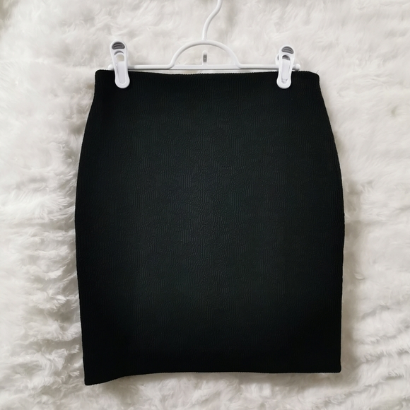 🌈 3/$25 LOFT Textured Black skirt